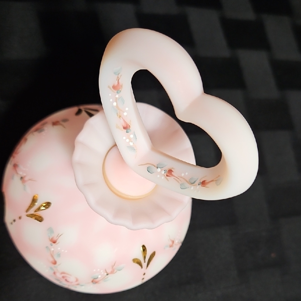 Exquisite Fenton Handpainted Diamond Rose Quilted w/Heart Stopper Perfume Bottle - Picture 15 of 16